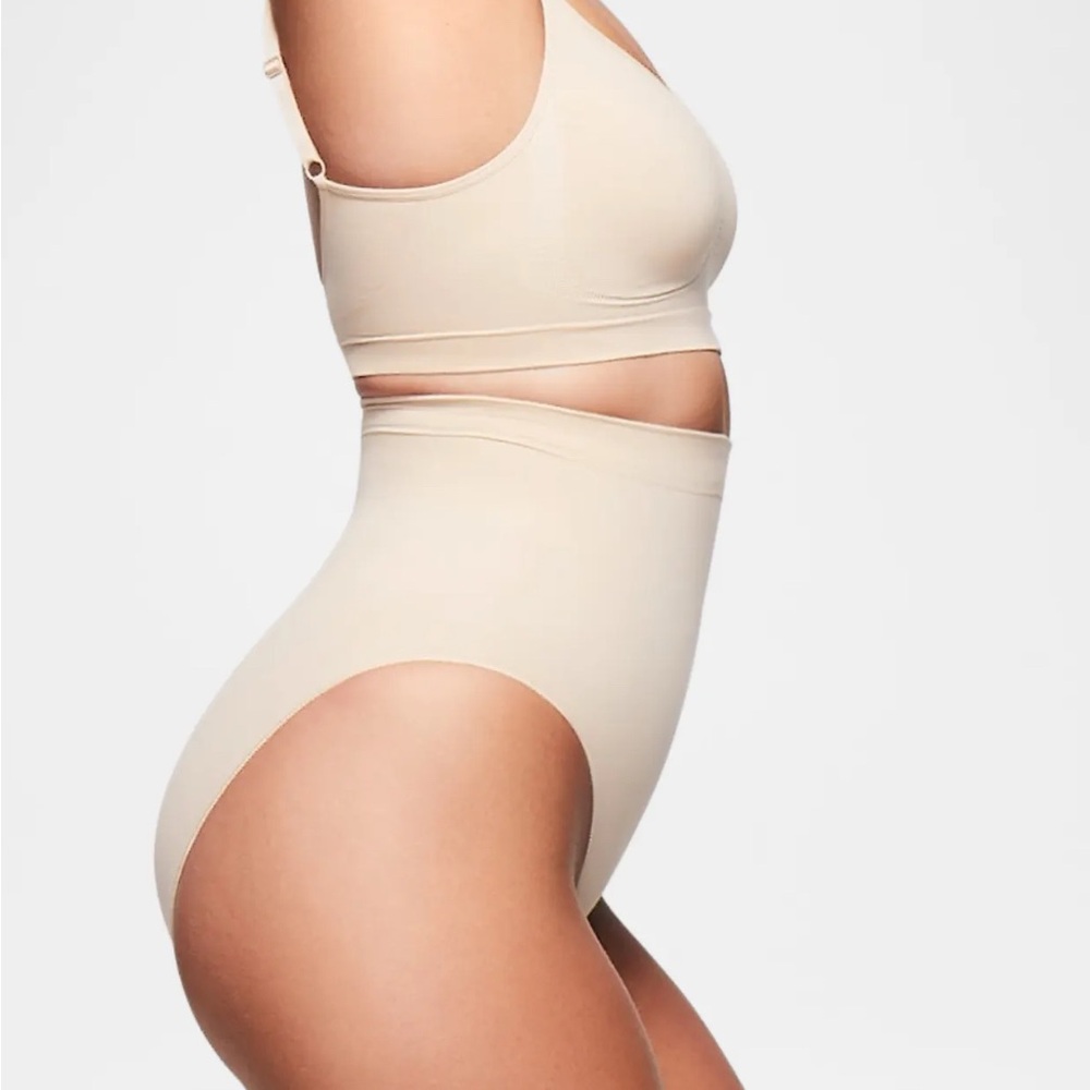 SKIMS seamless sculpt mid-waist briefs shapewear size medium in Tan